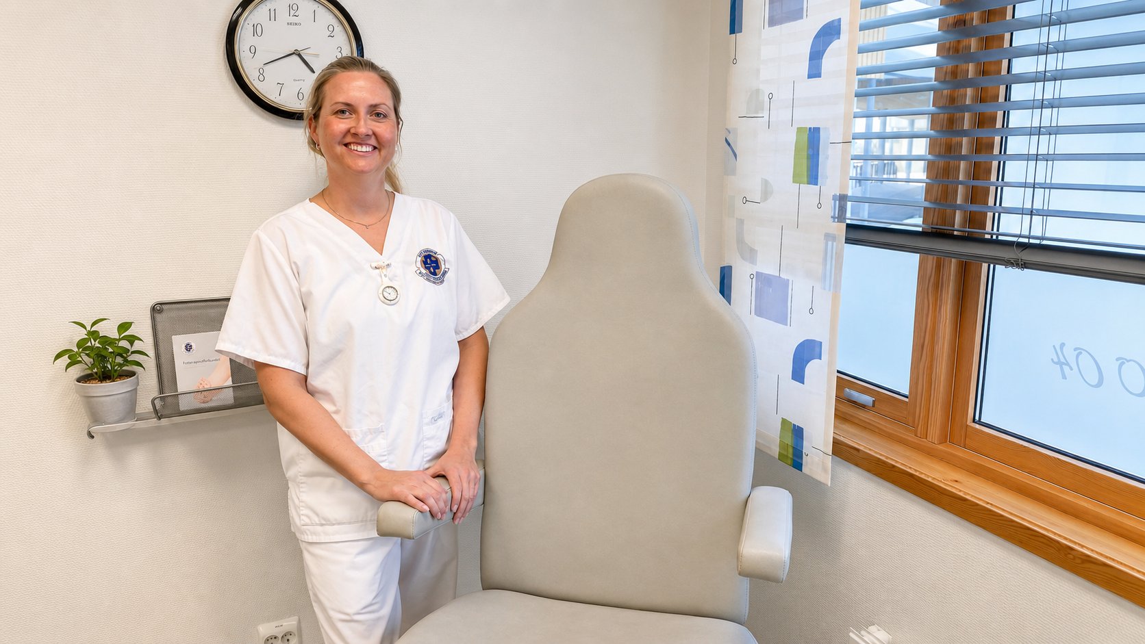 Ragnhild — autorisert fotterapeut i klinikken i Vestnes